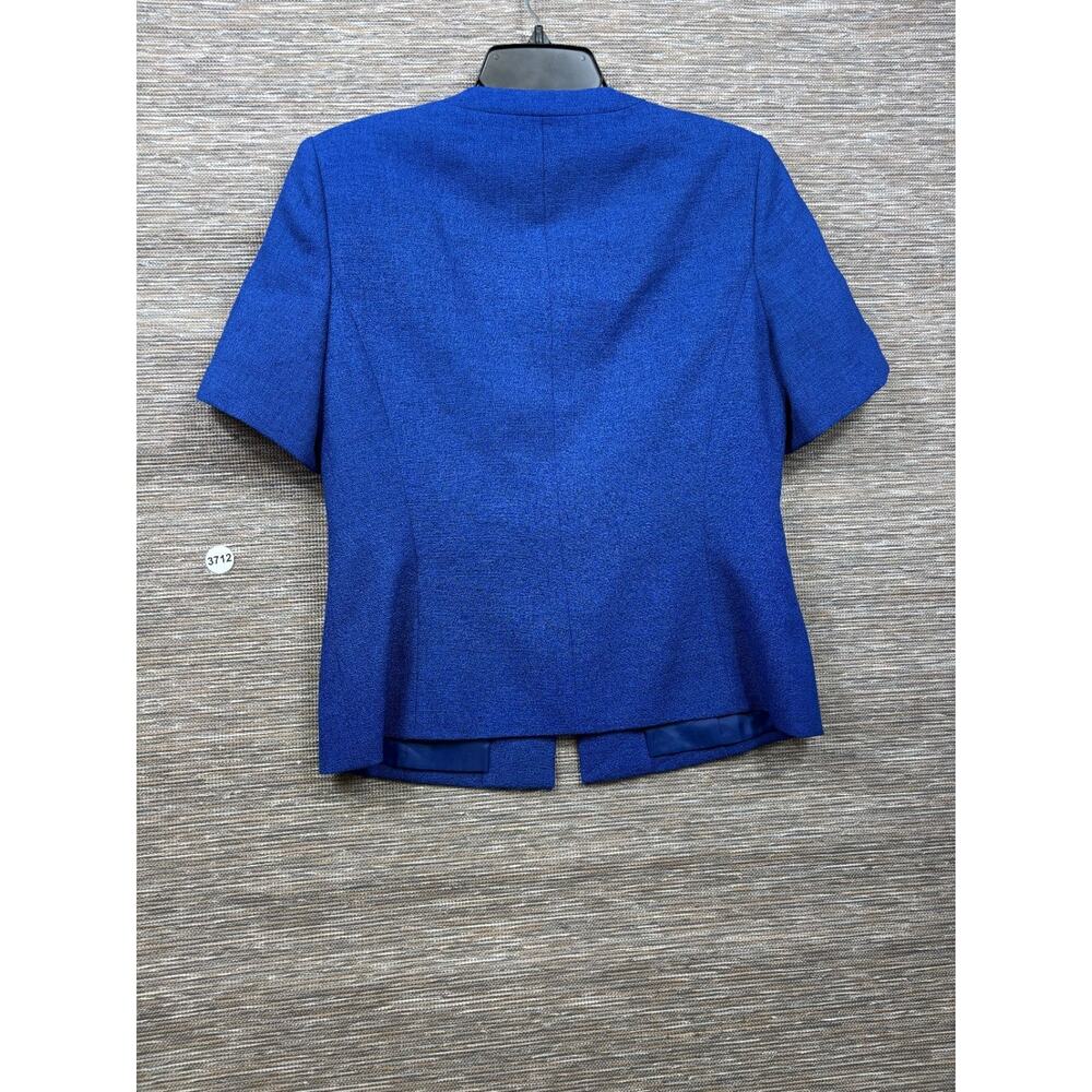 Le Suit Royal Blue Short Sleeved Jacket Womens Size 8 Button Front Collarless - Picture 2 of 7